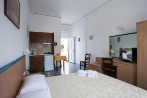 a small room with a bed and a kitchen at SUN -RISE in Perissa