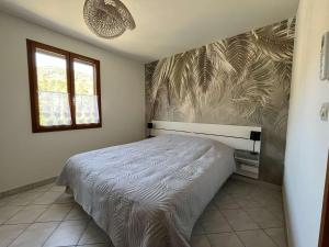 Ένα ή περισσότερα κρεβάτια σε δωμάτιο στο La Roseraie- Clim- Terrasse- Calme