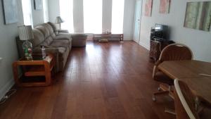 Una sala de estar con un sofá y un televisor. en 126 Lucas Street, en San Antonio