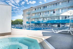 Bazén v ubytování Aparthotel Ona Palamós nebo v jeho okolí