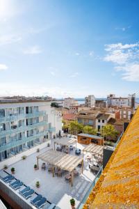 an overhead view of a rooftop patio with tables and chairs at Aparthotel Ona Palamós in Palamós