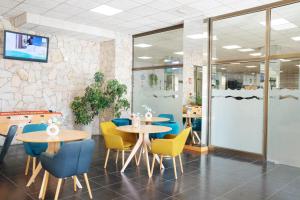 TV a/nebo společenská místnost v ubytování Aparthotel Ona Palamós