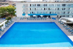 an overhead view of a swimming pool in front of a hotel at Aparthotel Ona Palamós in Palamós