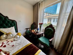 Postel nebo postele na pokoji v ubytování Hoàng Gia Hotel Nhân Hòa