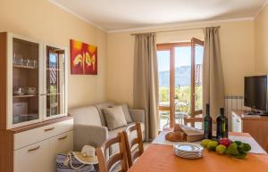 uma cozinha e sala de estar com uma mesa com frutas em Residence La Berna em Tremosine Sul Garda