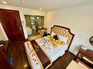Postel nebo postele na pokoji v ubytování Hoàng Gia Hotel Nhân Hòa