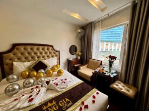 Postel nebo postele na pokoji v ubytování Hoàng Gia Hotel Nhân Hòa
