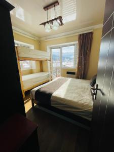 Un dormitorio con una cama grande y una ventana. en Mziuri Velli, en Bakuriani 18 fotos más