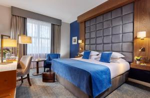 Letto o letti in una camera di Radisson BLU Hotel & Spa, Sligo
