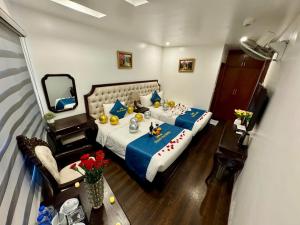 Postel nebo postele na pokoji v ubytování Hoàng Gia Hotel Nhân Hòa