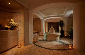 una grande hall con una sedia nel mezzo di una stanza di Radisson BLU Hotel & Spa, Sligo a Sligo