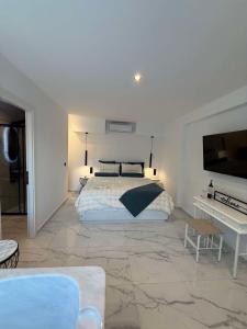 A bed or beds in a room at Panorama Hotel - Restaurant