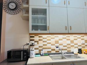 O bucătărie sau chicinetă la Johnnys cozy apartment in Kallithea +10 fotografii