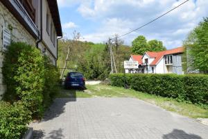 a blue car parked next to a building at Prywatne Apartamenty in Kazimierz Dolny