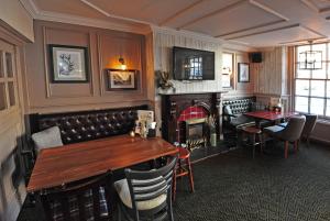 Imagen de la galería de The White Hart Inn by Greene King Inns, en Buckingham