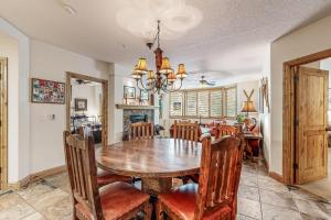 Un comedor con mesa y sillas de madera. en Torian Plum Creekside 211, en Steamboat Springs 18 fotos más