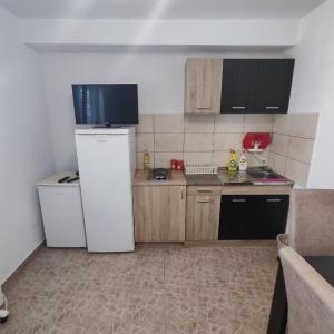 Kuchyň nebo kuchyňský kout v ubytování NEWBORN Hostel Budva