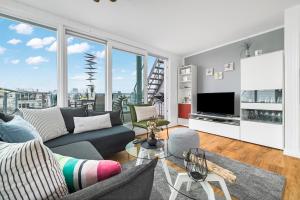 un salon avec un canapé et une grande fenêtre dans l'établissement Schleikubus – Ihr schwimmendes Ferienparadies im OstseeResort Olpenitz, à Olpenitz