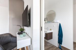 sala de estar con sofá y lavamanos en Shell 65 - On-Suite Apartment ohne Küche in Olpenitz, en Olpenitz