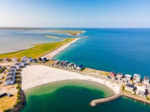 una vista aérea de una playa y el océano en Shell 65 - On-Suite Apartment ohne Küche in Olpenitz, en Olpenitz