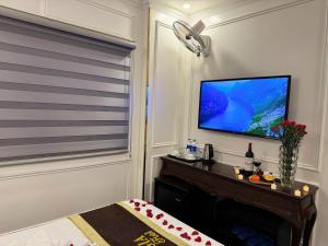 TV a/nebo společenská místnost v ubytování Hoàng Gia Hotel Nhân Hòa