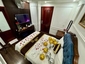 TV a/nebo společenská místnost v ubytování Hoàng Gia Hotel Nhân Hòa