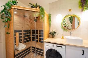 Un baño con lavadora y lavabo. en Apt luxueux 4p avec SAUNA, Proche PARIS, Métro 4, en Bagneux