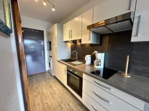 Kuchyň nebo kuchyňský kout v ubytování Appartement cosy au pied des pistes, animaux admis - FR-1-515-53