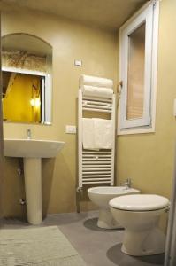 TrepuzziにあるCurteCurtaのバスルーム(洗面台、トイレ、鏡付)