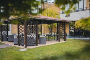 altana z krzesłami i stołami w parku w obiekcie Best Western Mirage Hotel Fiera w mieście Paderno Dugnano +37 zdjęć