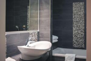 A bathroom at Best Western Mirage Hotel Fiera