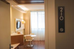 A television and/or entertainment centre at Best Western Mirage Hotel Fiera