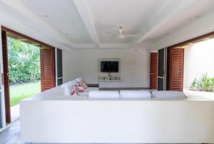 a living room with a couch and a tv at Astonishing 5BR House with pool in Anapoima in Anapoima