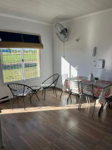 ein Esszimmer mit Tisch und Stühlen in der Unterkunft Alojamiento Itati in Colón