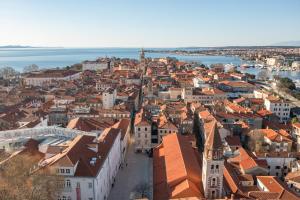 Nespecifikovaný výhled na destinaci Zadar nebo výhled na město při pohledu z apartmánu