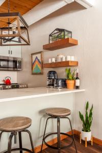 Kuchyň nebo kuchyňský kout v ubytování WALK to Town, Hikes, & Ski Lift! Pool & Hot Tubs! + 23 fotografií