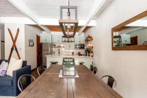 Kuchyň nebo kuchyňský kout v ubytování WALK to Town, Hikes, & Ski Lift! Pool & Hot Tubs!