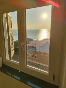 サヴォーナにある4 Finestre sul mareの海が見える窓