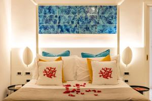 Posteľ alebo postele v izbe v ubytovaní Suite Apartment Capri con Jacuzzi in Piazzetta