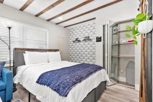 Postel nebo postele na pokoji v ubytování Winter Getaway! Walkable to Beach Access, Restaurants & Nightlife! Beach Equipment Included & Pet Friendly!