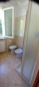 a bathroom with a shower and a toilet and a sink at Sirolo trilocale nuovo con aria condizionata posto auto in Sirolo