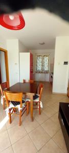 a dining room table and chairs in a kitchen at Sirolo trilocale nuovo con aria condizionata posto auto in Sirolo