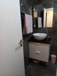 Bilik mandi di Apartmani T'n'T