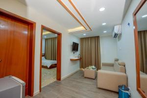 a room with a couch and a room with a bedroom at BAIT AL-AFIA Hotel in Sur