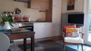 una cucina con tavolo, sedia e scrivania di Ferienwohnung In Zendscheid Mit Offenem Kamin a Zendscheid Altre 32 foto