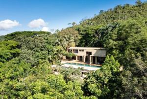 アナポイマにあるSparkling 3BR Villa with Pool at Mesa de Yeguasの森の中の家屋
