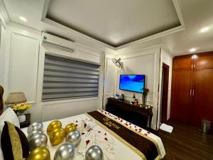 TV a/nebo společenská místnost v ubytování Hoàng Gia Hotel Nhân Hòa