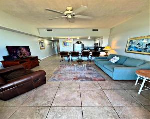 デイトナビーチにあるPenthouse Floor 1 BR Resort Condo Direct Oceanfront Wyndham Ocean Walk - Daytona Funland 1908のソファとテーブルのあるリビングルーム