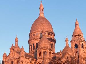 ein großes Gebäude mit Türmen darauf in der Unterkunft Belle chambre avec accès à une terrasse in Paris