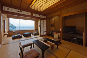 salon z widokiem na ocean w obiekcie Umibenokakureyu Seiryu w mieście Nishiizu